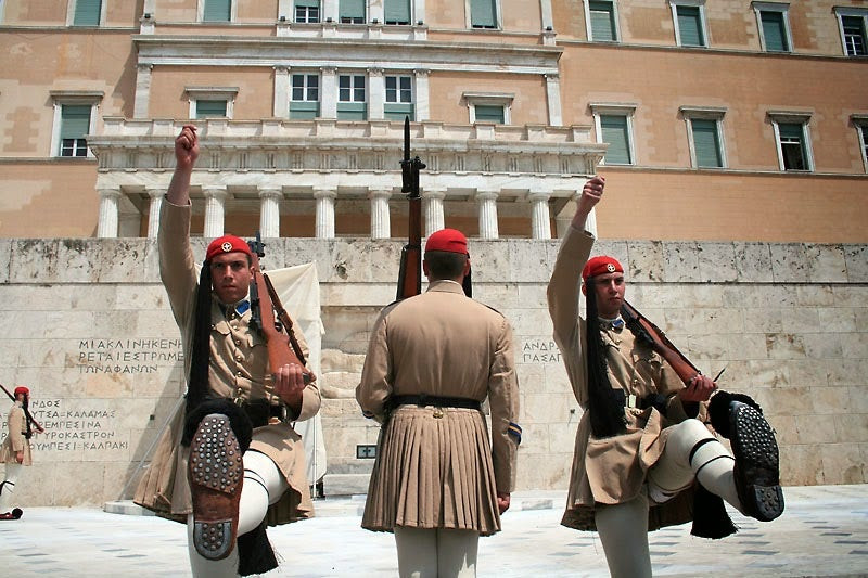 Υπερηφάνεια: Αγέρωχοι οι εύζωνες ακόμα και στους 42 βαθμούς Κελσίου (βίντεο)